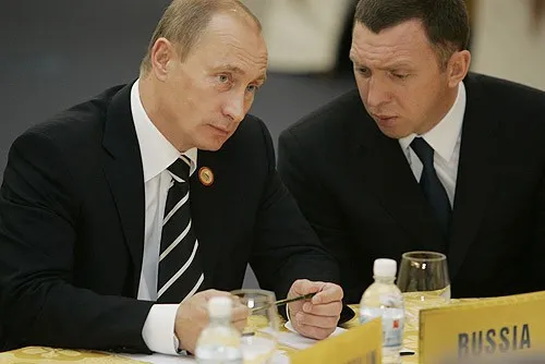 Vladimir Poutine au sommet de l’APEC à Hanoï, novembre 2006 — où fut signé, le 19 novembre, le protocole avec les États-Unis. Photo : www.kremlin.ru. Licence : CC BY 4.0 (mention de www.kremlin.ru obligatoire). Source : Wikimedia Commons https://commons.wikimedia.org/wiki/File:Vladimir_Putin_at_APEC_Summit_in_Vietnam_18-19_November_2006-3.jpg