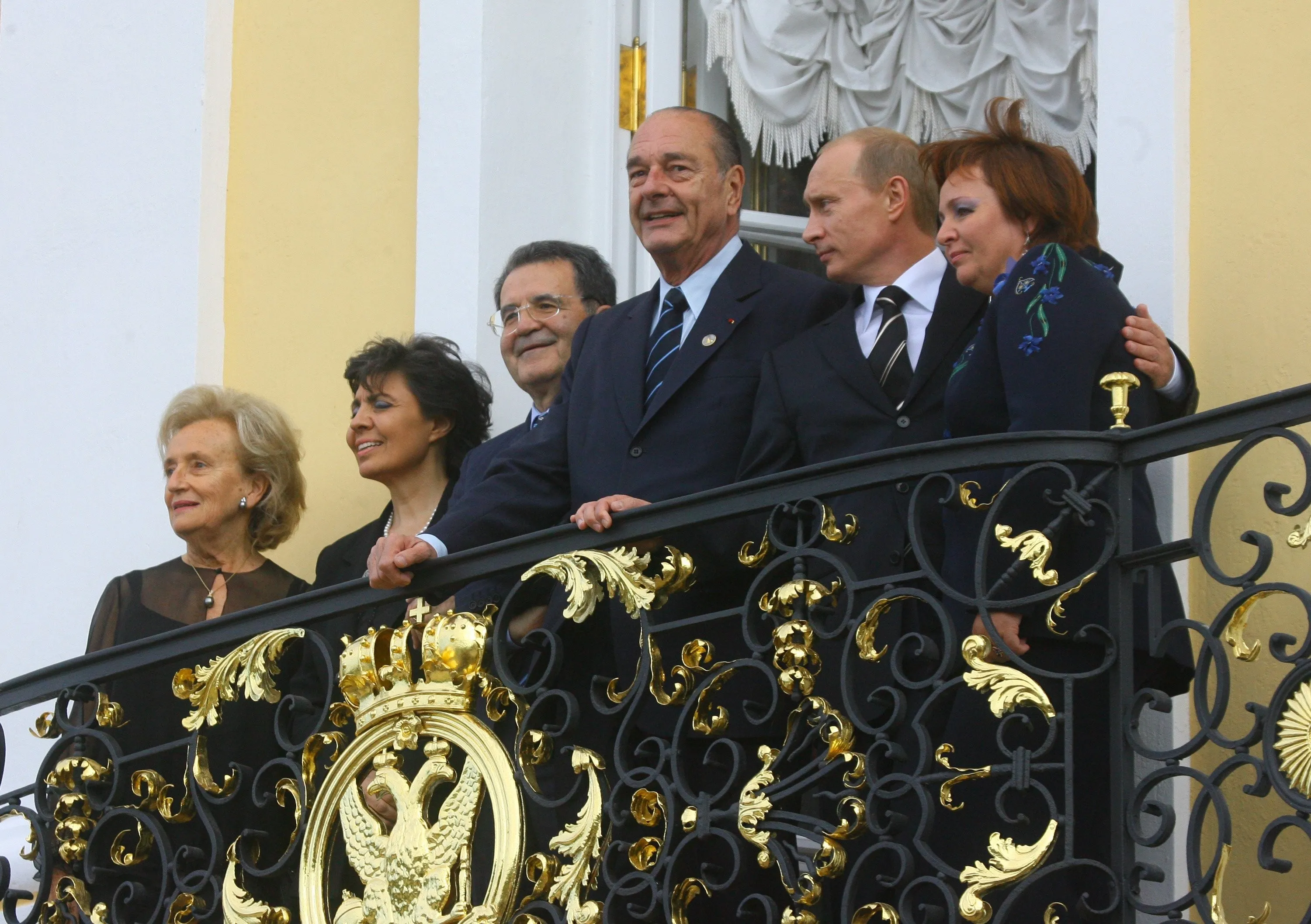 Une soirée informelle avant le sommet : Poutine, Chirac et Prodi avec leurs épouses sur un balcon de Peterhof, le 15 juillet 2006. Photo : www.kremlin.ru / Sergueï Gouneev. Licence : CC BY 4.0 (mention de www.kremlin.ru obligatoire). Source : Wikimedia Commons https://commons.wikimedia.org/wiki/File:Putin,_Chirac_and_Prodi_in_Peterhof.jpg