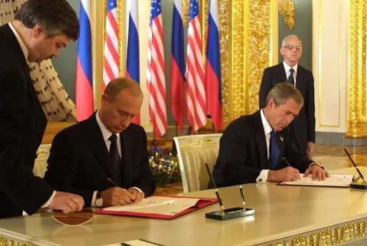 Putin und Bush unterzeichnen im Kreml den Vertrag über die Reduzierung strategischer Offensivpotenziale, 24. Mai 2002. Foto: White House. Lizenz: gemeinfrei. Quelle: Wikimedia Commons https://commons.wikimedia.org/wiki/File:Bush_and_Putin_signing_SORT.jpg