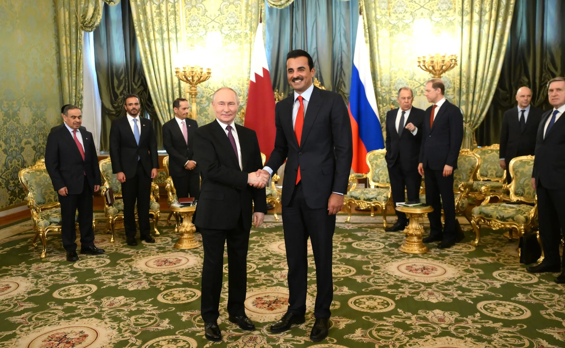 Vladimir Poutine et l’émir du Qatar, cheikh Tamim ben Hamad Al Thani, lors de la visite officielle de l’émir à Moscou, le 17 avril 2025. Photo : kremlin.ru. Licence : CC BY 4.0 (mention de kremlin.ru obligatoire). Source : Wikimedia Commons