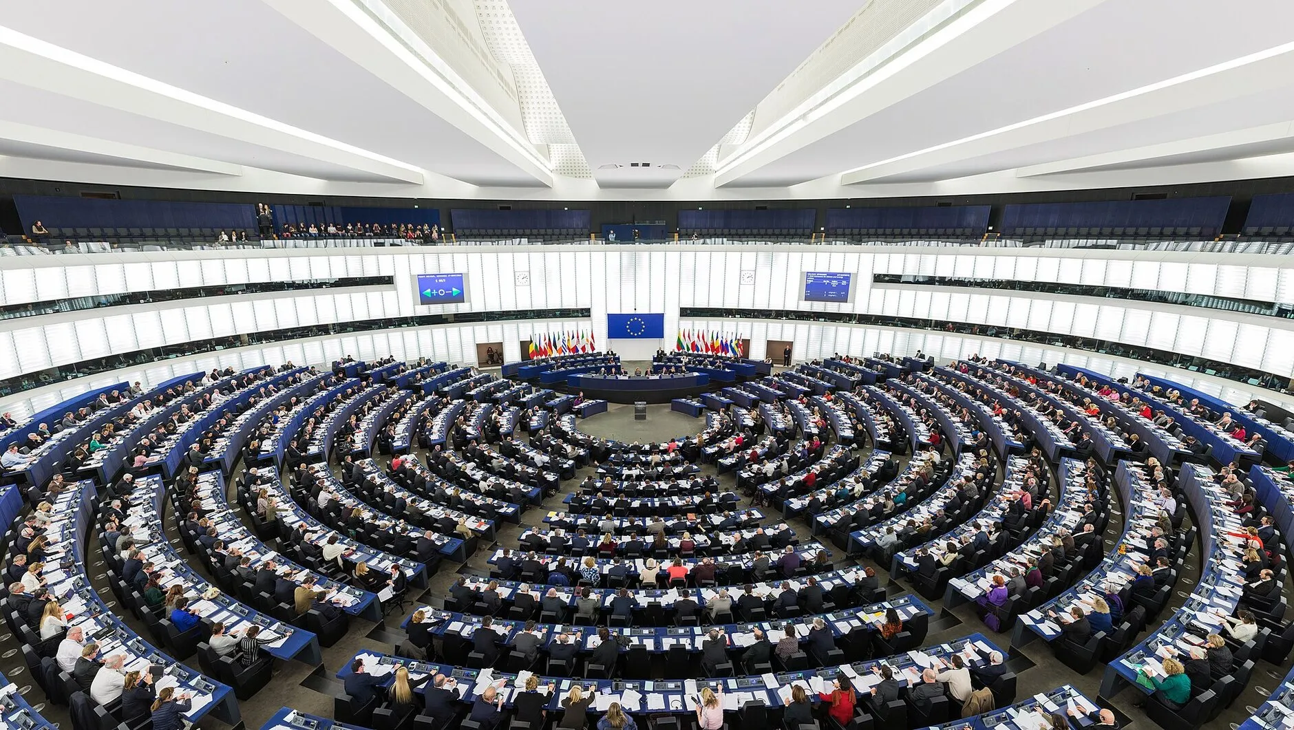 The hemicycle of the European Parliament in Strasbourg during a plenary session, 2014. Photo: Diliff. Licence: CC BY-SA 3.0 (derivative works must be shared under the same licence; image resized). Source: Wikimedia Commons