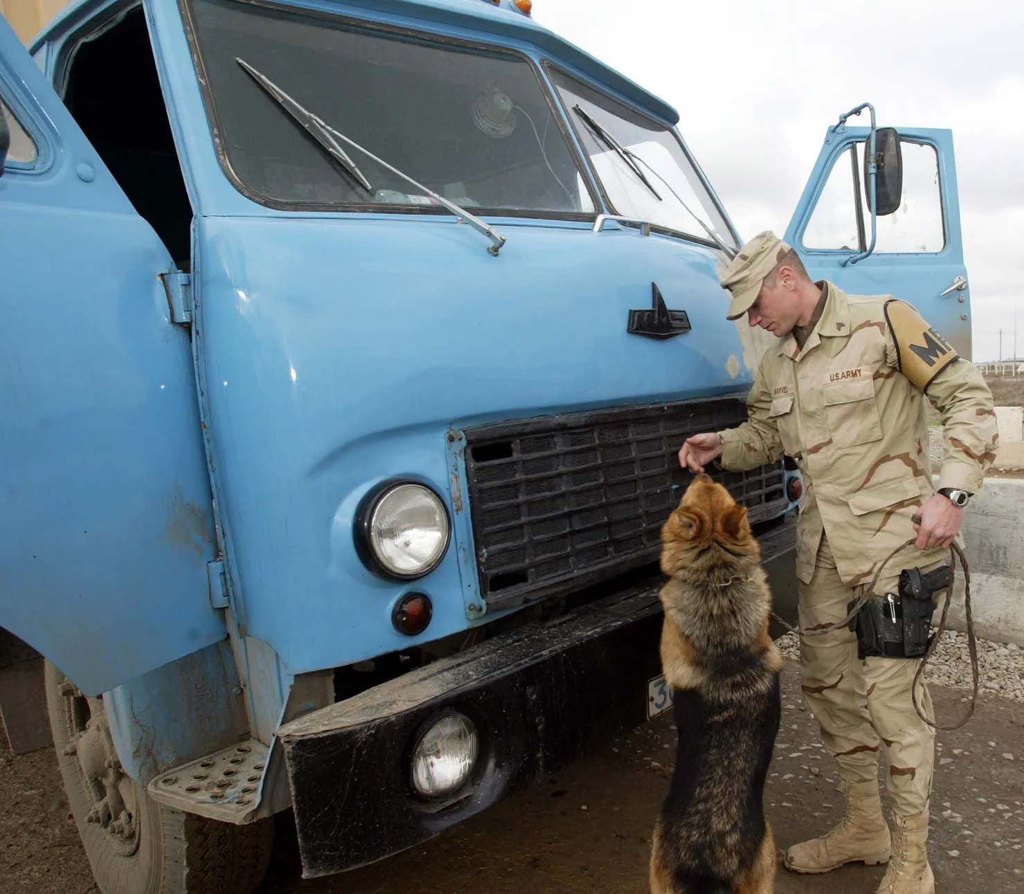 U.S. service members at the Karshi-Khanabad (K2) air base, Uzbekistan — a staging ground for Operation Enduring Freedom in Afghanistan (photograph from 2004; the base opened in 2001). Photo: U.S. Department of Defense. Licence: public domain.