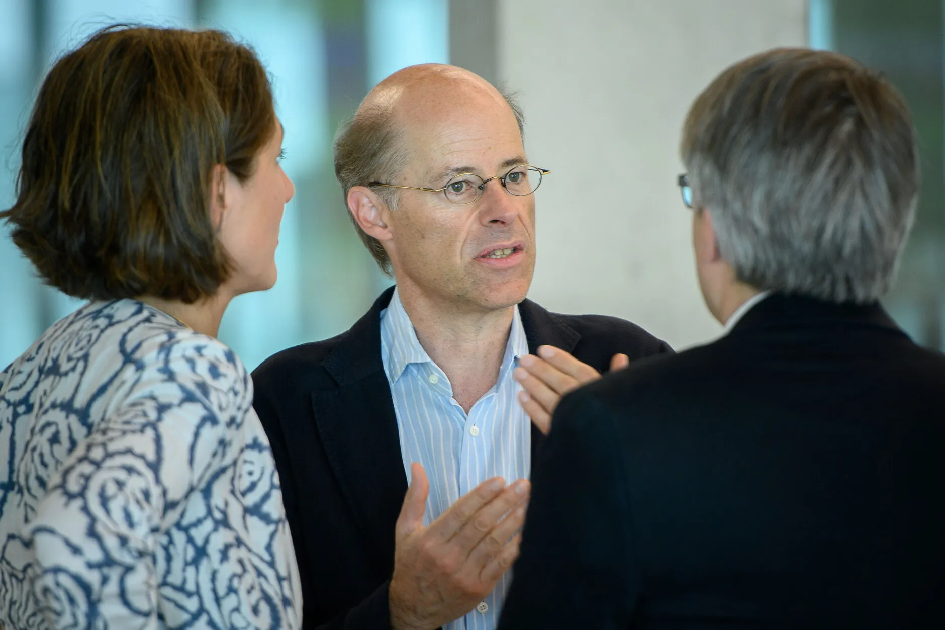 Michael Thumann (centre), journalist and author, at a conference of the Heinrich Böll Foundation in Berlin, 3 June 2019. Photo: Stephan Röhl / Heinrich-Böll-Stiftung. Licence: CC BY-SA 2.0 (derivative works must be shared under the same licence; image resized). Source: Wikimedia Commons