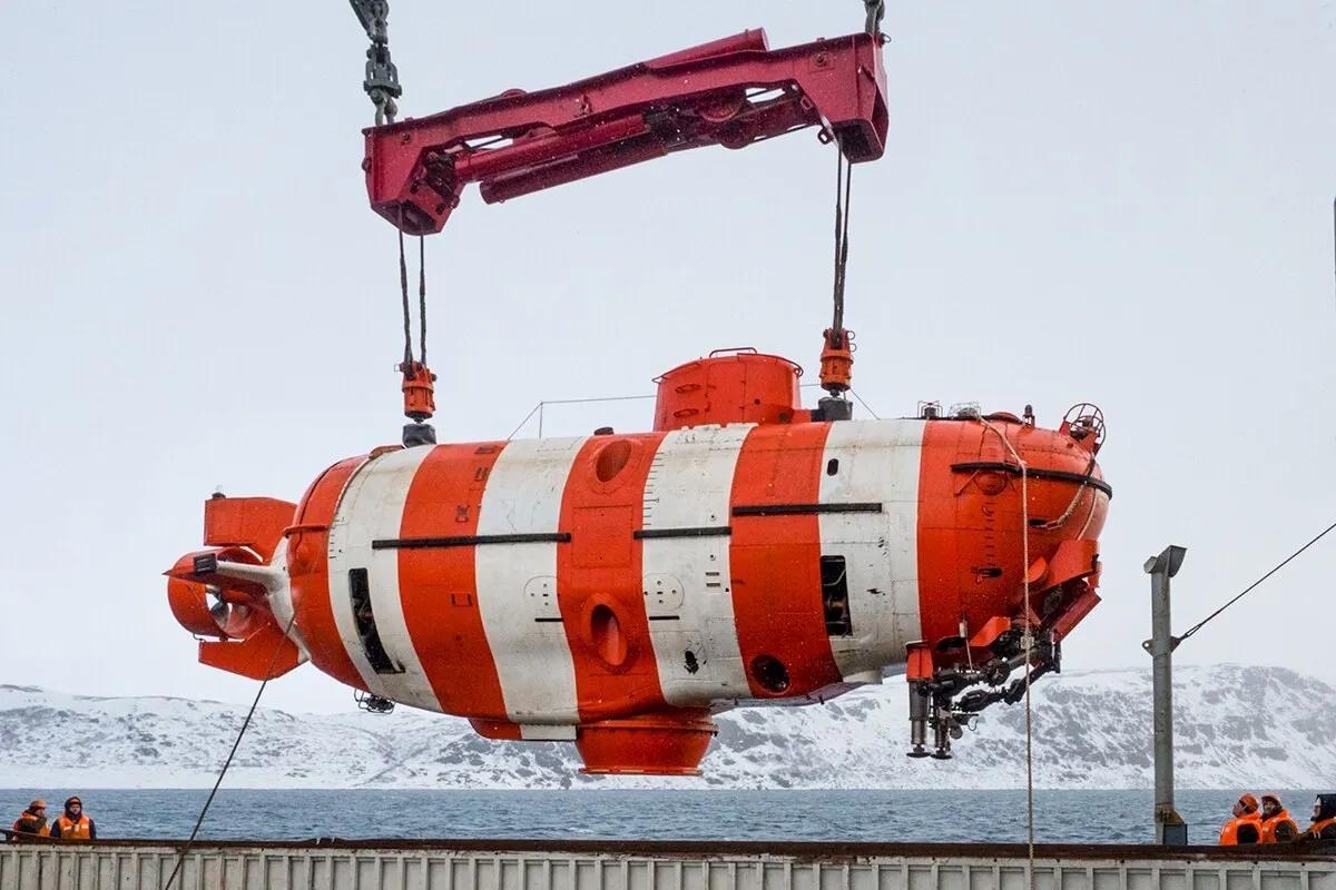L’AS-34, submersible de sauvetage du type Priz, identique à l’AS-28, lors de plongées d’essai de la Flotte du Nord en mer de Barents, le 17 mars 2017. Photo : Mil.ru / Sergueï Fedjounine. Licence : CC BY 4.0 (mention de mil.ru obligatoire).