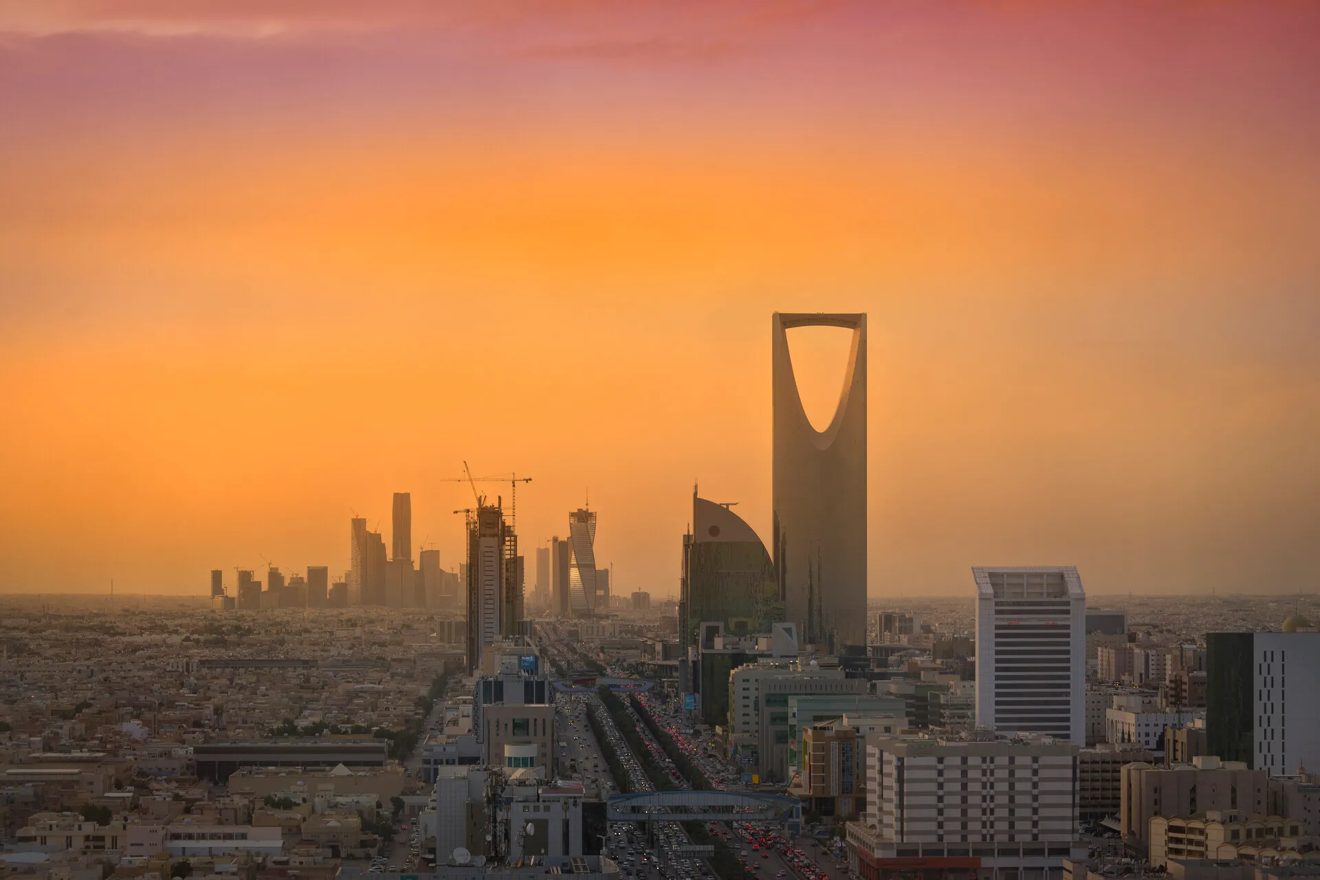 Riad: der King Abdullah Financial District und der Kingdom Tower, 2016. Foto: B.alotaby. Lizenz: CC BY-SA 4.0 (abgeleitete Werke sind unter derselben Lizenz zu verbreiten; Bild verkleinert). Quelle: Wikimedia Commons