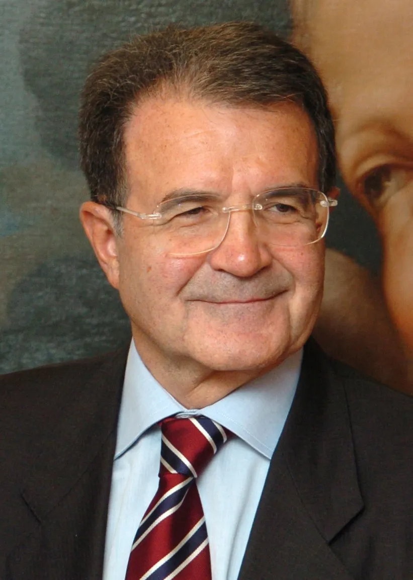 Romano Prodi, président de la Commission européenne (1999–2004) — auteur de la formule « tout sauf les institutions » (portrait de 2004). Photo : Commission européenne / Christian Lambiotte. Licence : CC BY 4.0. Source : Wikimedia Commons https://commons.wikimedia.org/wiki/File:Romano_Prodi_2004.jpg