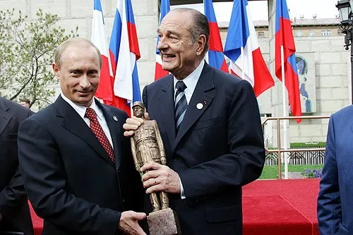 Vladimir Poutine et le président français Jacques Chirac à Moscou, le 9 mai 2005 — l’époque du pari sur la coopération avec l’Europe. Photo : www.kremlin.ru. Licence : CC BY 4.0 (mention de www.kremlin.ru obligatoire). Source : Wikimedia Commons https://commons.wikimedia.org/wiki/File:Vladimir_Putin_with_Jacques_Chirac-1.jpg