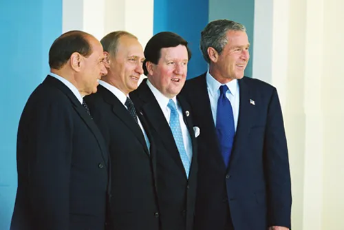 Die Gründung des NATO-Russland-Rates: W. Putin, G. W. Bush, S. Berlusconi und NATO-Generalsekretär G. Robertson auf dem Luftwaffenstützpunkt Pratica di Mare bei Rom, 28. Mai 2002. Foto: www.kremlin.ru. Lizenz: CC BY 4.0 (Namensnennung www.kremlin.ru erforderlich).