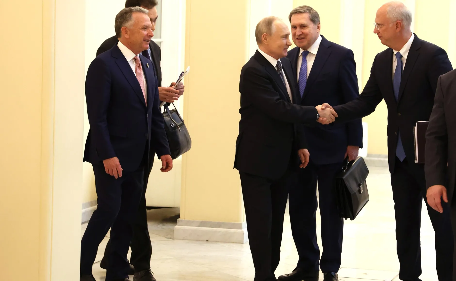 Vladimir Putin greets the participants before talks with Steve Witkoff (left), the US president’s special envoy, in the Kremlin on 11 April 2025; presidential aide Yury Ushakov and Kirill Dmitriev (right) are also present. Photo: Presidential Press and Information Office. Licence: CC BY 4.0 (attribution to kremlin.ru required). Source: Wikimedia Commons