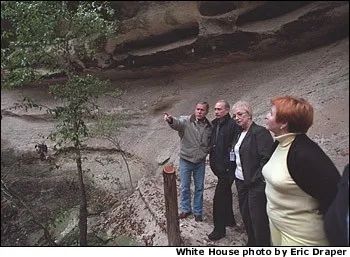 Bush et Poutine, avec son épouse Lioudmila et une interprète, au ranch de Crawford (Texas), en novembre 2001 — une adresse purement personnelle. Photo : White House / Eric Draper. Licence : domaine public. Source : White House Archives https://georgewbush-whitehouse.archives.gov/news/releases/2001/11/images/20011116.html
