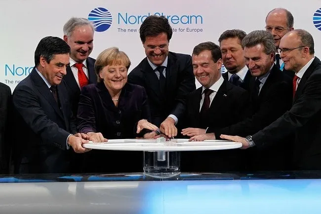 La mise en service de la première ligne de Nord Stream, le 8 novembre 2011 : A. Merkel, D. Medvedev, F. Fillon et M. Rutte devant la vanne symbolique. Photo : www.kremlin.ru. Licence : CC BY 4.0 (mention de www.kremlin.ru obligatoire). Source : Wikimedia Commons https://commons.wikimedia.org/wiki/File:Nord_Stream_ceremony.jpeg