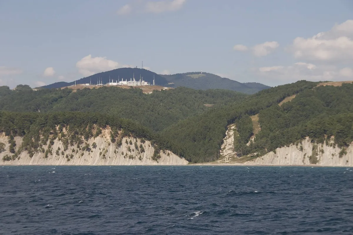 La station de compression de tête « Beregovaïa » du gazoduc Blue Stream, près de Guelendjik — de là, le tube part au fond de la mer Noire vers la Turquie (cliché de 2008). Photo : Rdfr / Wikimedia Commons. Licence : CC BY-SA 3.0. Source : Wikimedia Commons https://commons.wikimedia.org/wiki/File:080831_CRW_3947_Beregovaya_w.jpg