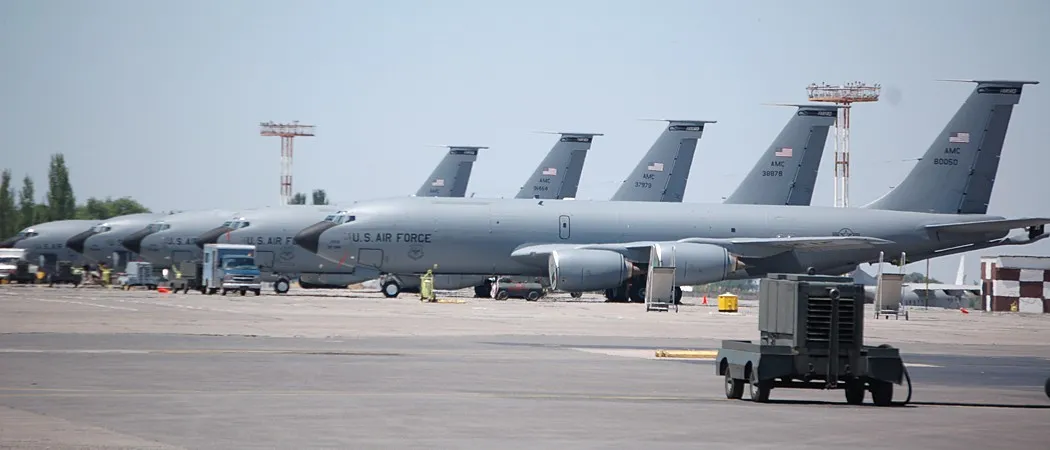 Des ravitailleurs KC-135 sur l’aire de stationnement de la base aérienne de Manas, près de Bichkek — la principale plaque tournante de la coalition (cliché de 2007 ; la base a fonctionné de 2001 à 2014). Photo : U.S. Air Force. Licence : domaine public. Source : Wikimedia Commons https://commons.wikimedia.org/wiki/File:070617-F-8133W-001_KC-135s_on_ramp_at_Manas_AB.jpg
