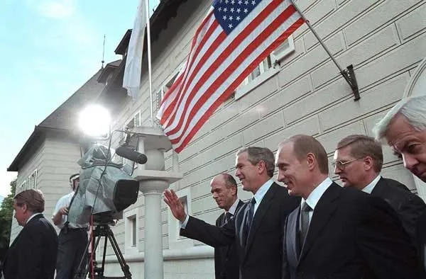Bush et Poutine quittent le château de Brdo, en Slovénie, après leur première rencontre, le 16 juin 2001 — celle où fut prononcée la phrase sur « l’âme ». Photo : White House / Eric Draper. Licence : domaine public. Source : Wikimedia Commons https://commons.wikimedia.org/wiki/File:President_George_W._Bush_leaves_Brdo_Castle_with_Russian_President_Vladimir_Putin.jpg