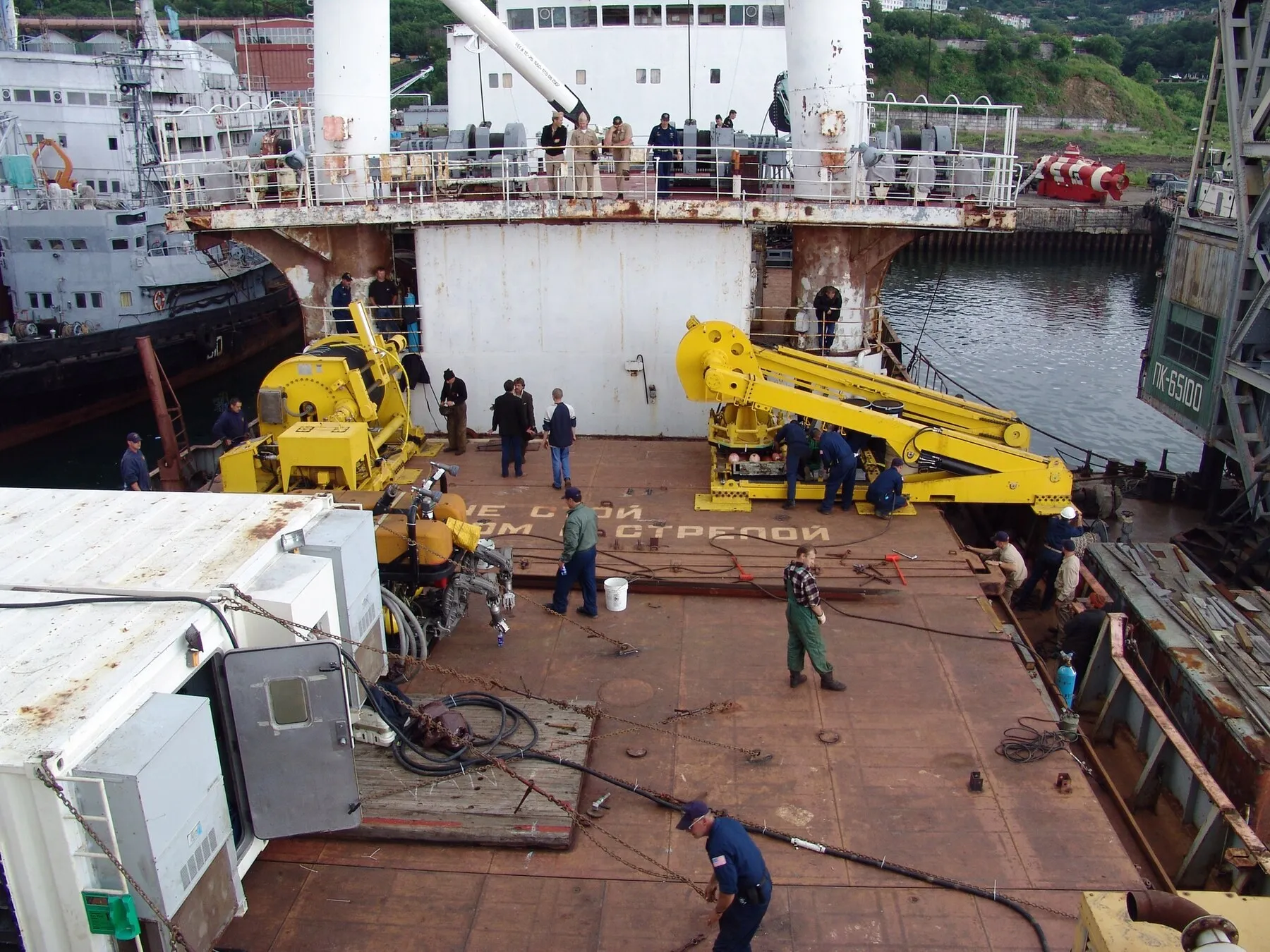 Petropawlowsk-Kamtschatski, 7. August 2005: Die Ausrüstung der Tauchroboter wird für die Rettungsoperation der AS-28 an Bord eines russischen Schiffes montiert. Foto: U.S. Navy / Charles T. Grandin. Lizenz: gemeinfrei.