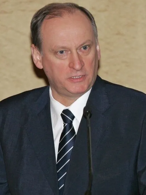 Nikolaï Patrouchev (cliché de 2008) — représentant de l’aile sécuritaire, dont la ligne finit par évincer les pragmatiques. Photo : www.kremlin.ru. Licence : CC BY 4.0 (mention de www.kremlin.ru obligatoire). Source : Wikimedia Commons https://commons.wikimedia.org/wiki/File:Nikolai_Patrushev.jpg