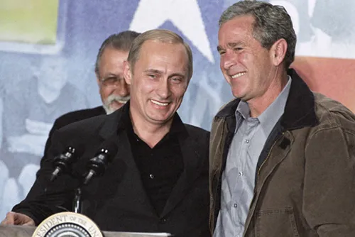 Wladimir Putin und George W. Bush in einer öffentlichen Schule in Crawford (Texas), 15. November 2001 — der Höhepunkt der russisch-amerikanischen Annäherung. Foto: Presse- und Informationsamt des russischen Präsidenten / www.kremlin.ru. Lizenz: CC BY 4.0 (Namensnennung www.kremlin.ru erforderlich).