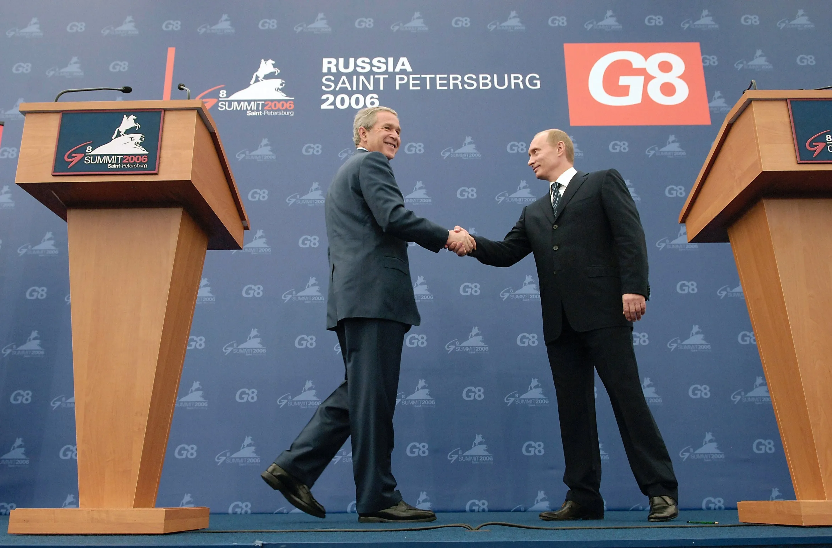 George W. Bush und Wladimir Putin auf einer Pressekonferenz des Gipfels unter dem Emblem der russischen Präsidentschaft, 15. Juli 2006. Foto: www.kremlin.ru / Sergei Gunejew. Lizenz: CC BY 4.0 (Namensnennung www.kremlin.ru erforderlich)