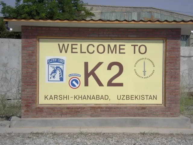 Das Eingangsschild des Luftwaffenstützpunkts Karshi-Khanabad — „Camp Stronghold Freedom“ (Aufnahme von 2003). Foto: U.S. Air Force. Lizenz: gemeinfrei. Quelle: Wikimedia Commons https://commons.wikimedia.org/wiki/File:Welcome_To_K2_Sign.JPG