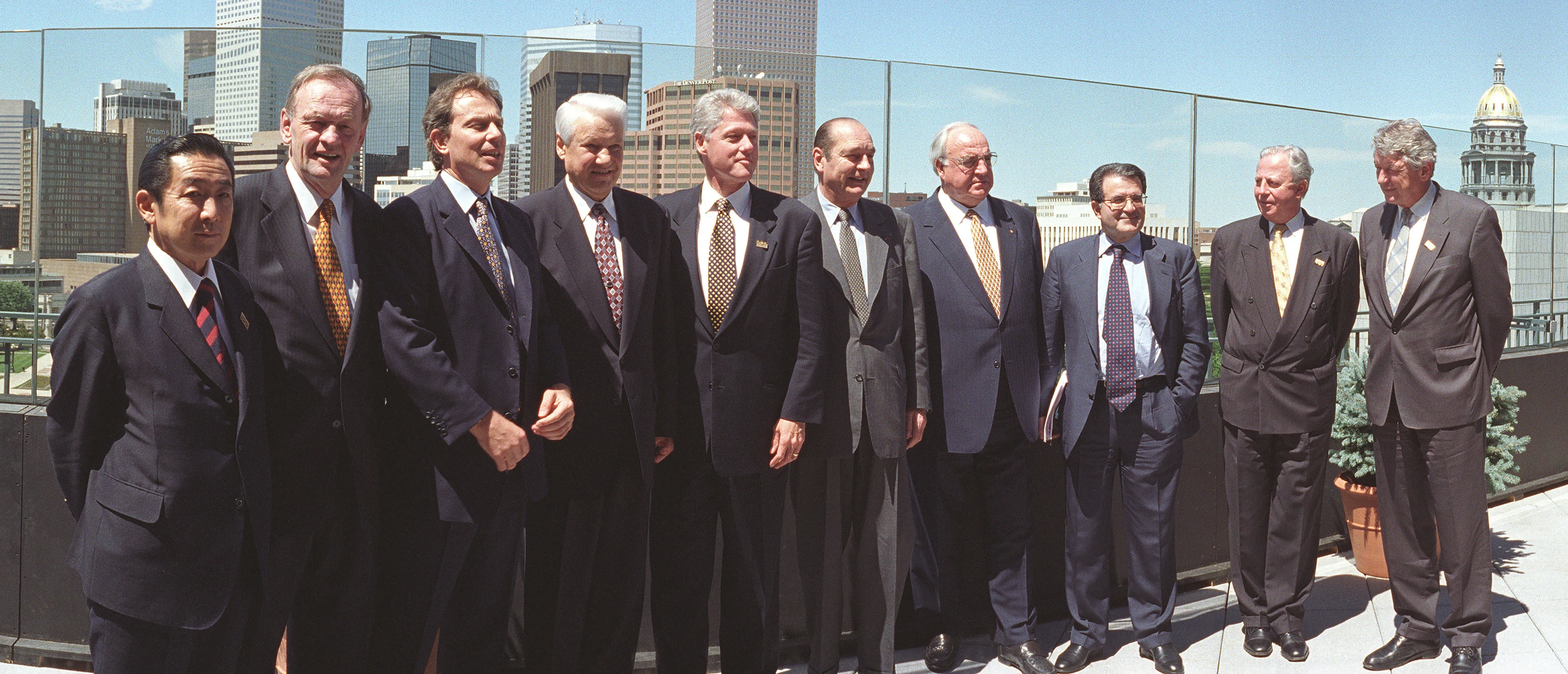 Le « sommet des Huit » à Denver, le 21 juin 1997 : Boris Eltsine pour la première fois dans le rang des dirigeants. Photo : White House / Bob McNeely. Licence : domaine public. Source : Wikimedia Commons https://commons.wikimedia.org/wiki/File:G8_Summit_1997_Family_photo_(cropped).jpg