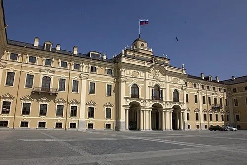 Le palais Constantin à Strelna, près de Saint-Pétersbourg — le lieu du sommet Russie–UE ; le cliché a été pris le 31 mai 2003, jour du sommet. Photo : www.kremlin.ru. Licence : CC BY 4.0 (mention de www.kremlin.ru obligatoire). Source : Wikimedia Commons https://commons.wikimedia.org/wiki/File:Constantine_Palace_in_Strelna.jpg