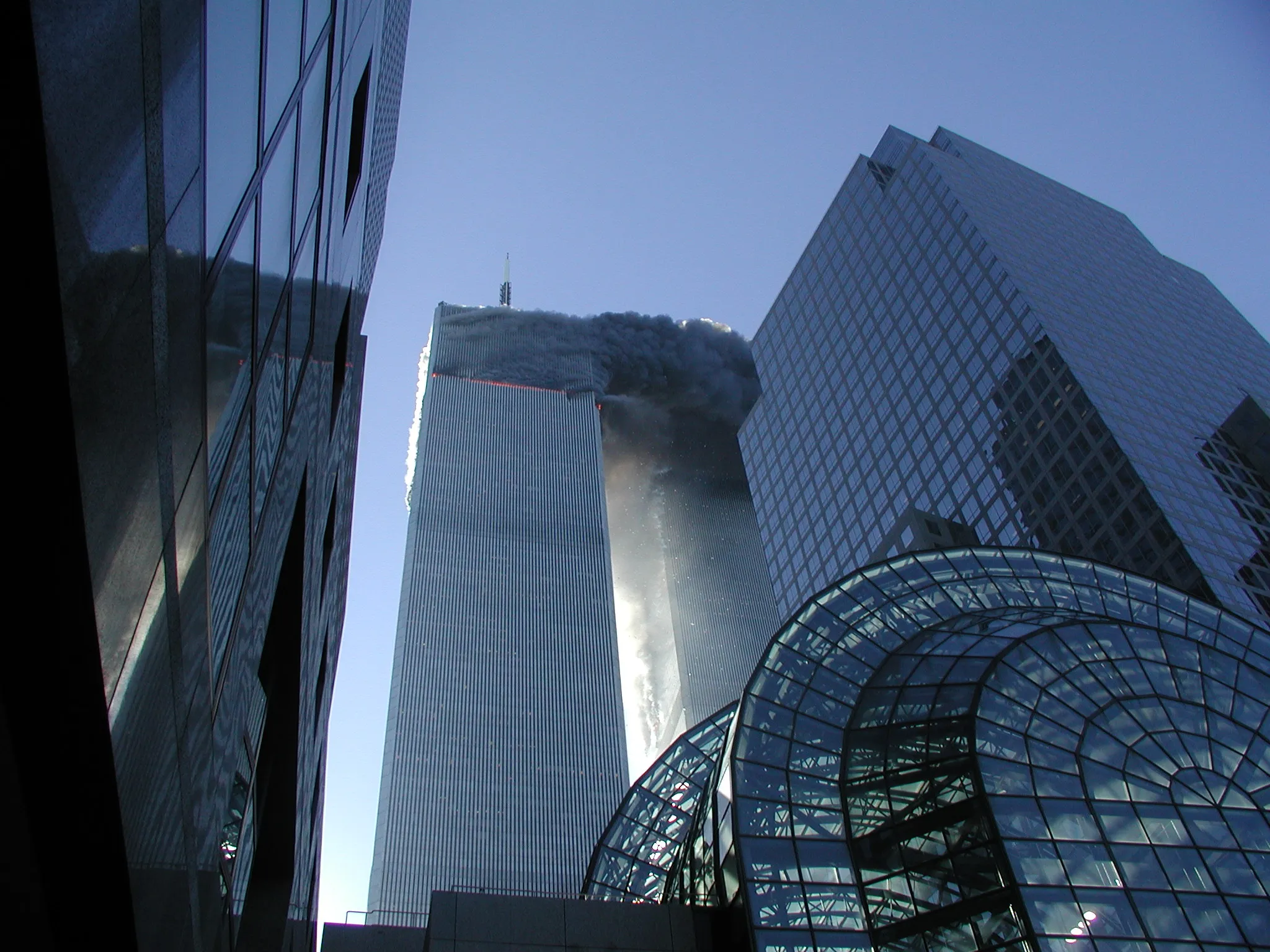 Les tours jumelles du World Trade Center en feu quelques minutes après les attentats. New York, 11 septembre 2001, 09 h 03. Photo: Kenneth Gross / NIST. Licence: domaine public (œuvre d’une agence fédérale américaine).