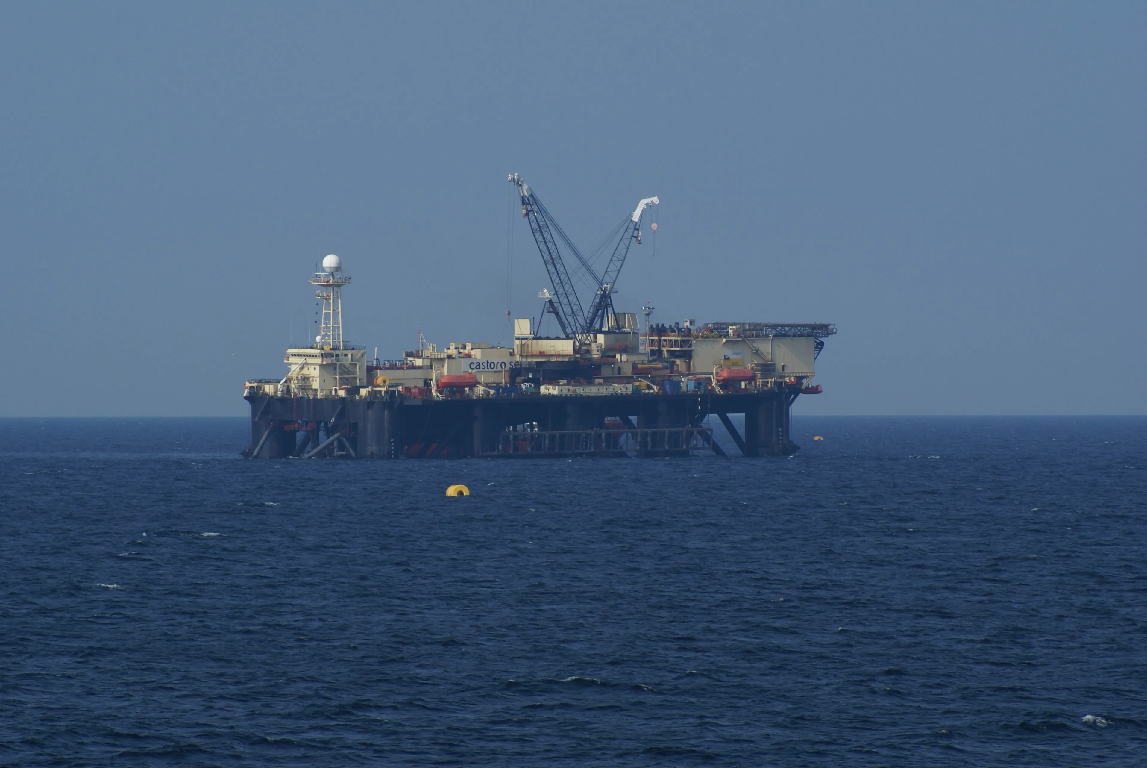 Le navire poseur de canalisations Castoro Sei posant Nord Stream au fond de la Baltique, mars 2011. Photo : Philfaebuckie / Wikimedia Commons. Licence : CC0 (domaine public). Source : Wikimedia Commons https://commons.wikimedia.org/wiki/File:Castoro_Sei_March_2011.jpg
