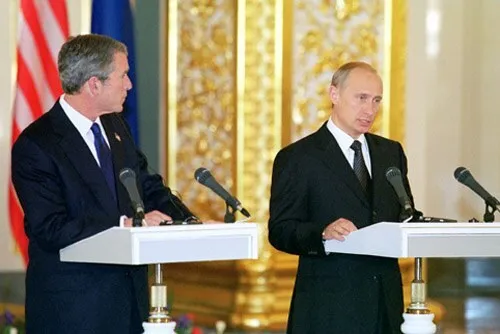 La conférence de presse commune sur les résultats des négociations, Grand Palais du Kremlin, 24 mai 2002. Photo : kremlin.ru. Licence : CC BY 4.0 (mention de www.kremlin.ru obligatoire). Source : Wikimedia Commons https://commons.wikimedia.org/wiki/File:Vladimir_Putin_24_May_2002-14.jpg