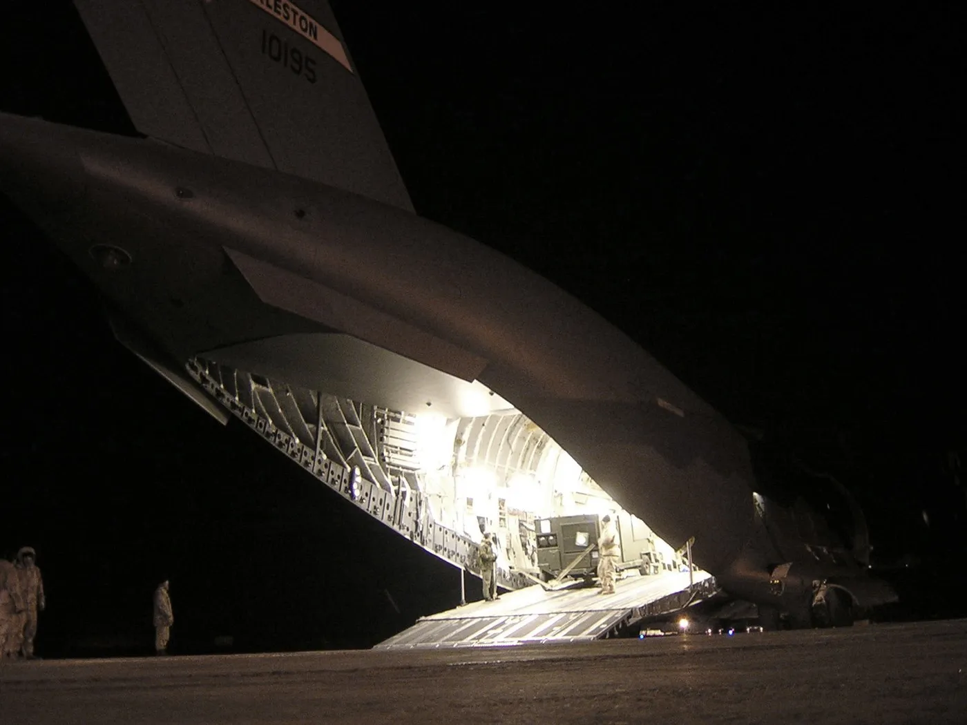 Un C-17 Globemaster III en cours de chargement sur l’aérodrome de Karchi-Khanabad (K2), en Ouzbékistan — la base fut le site clé des premiers mois de l’opération (cliché de 2004 ; la base a fonctionné de 2001 à 2005). Photo : U.S. Air Force. Licence : domaine public. Source : Wikimedia Commons https://commons.wikimedia.org/wiki/File:C-17_Globemaster_III_from_the_416th_Air_Expeditionary_Group_being_loaded_at_Karshi-Khanabad_Airfield.jpg