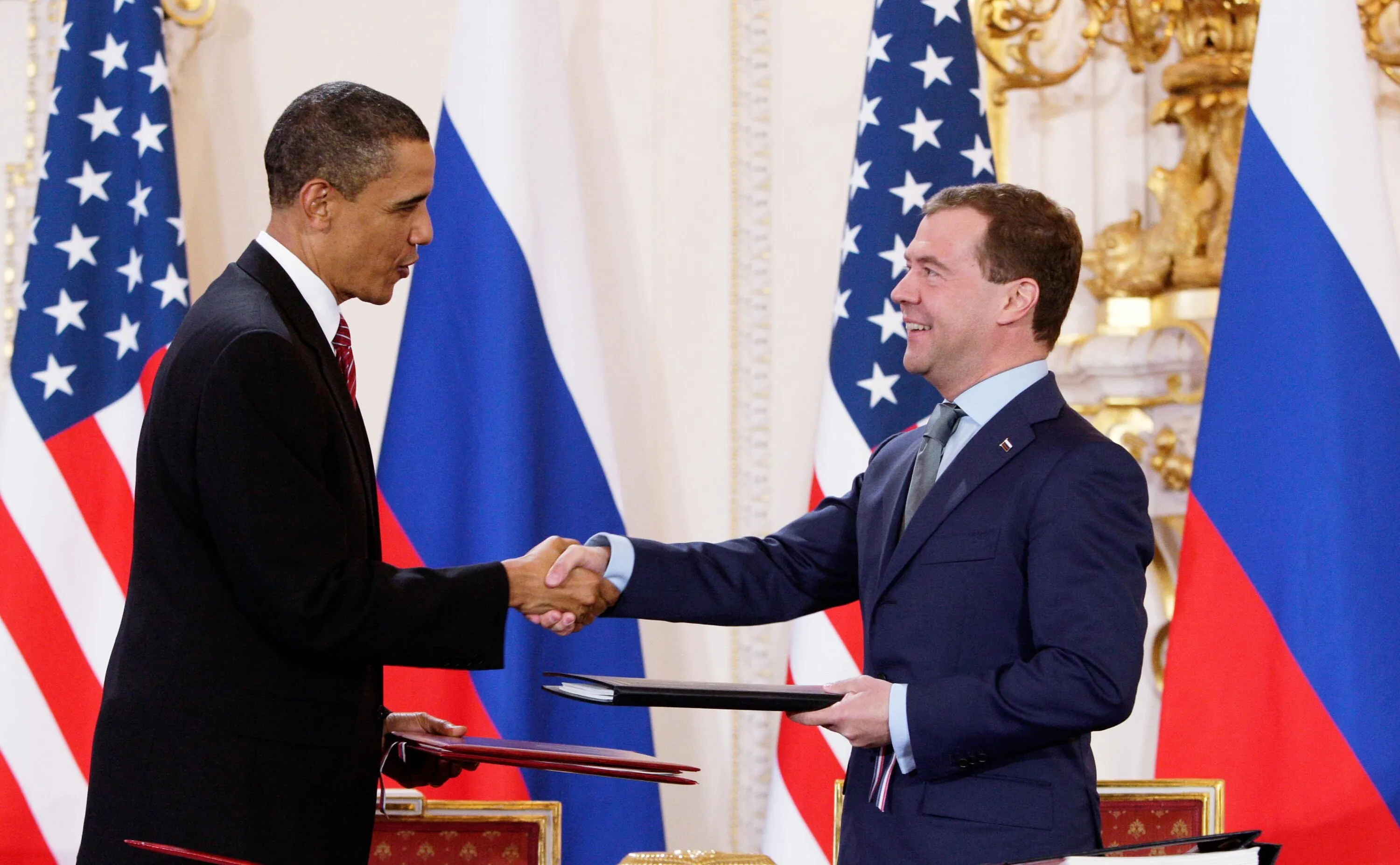 Poutine et Bush signent le Traité de réduction des potentiels stratégiques offensifs au Kremlin, le 24 mai 2002. Photo : White House. Licence : domaine public. Source : Wikimedia Commons https://commons.wikimedia.org/wiki/File:Bush_and_Putin_signing_SORT.jpg