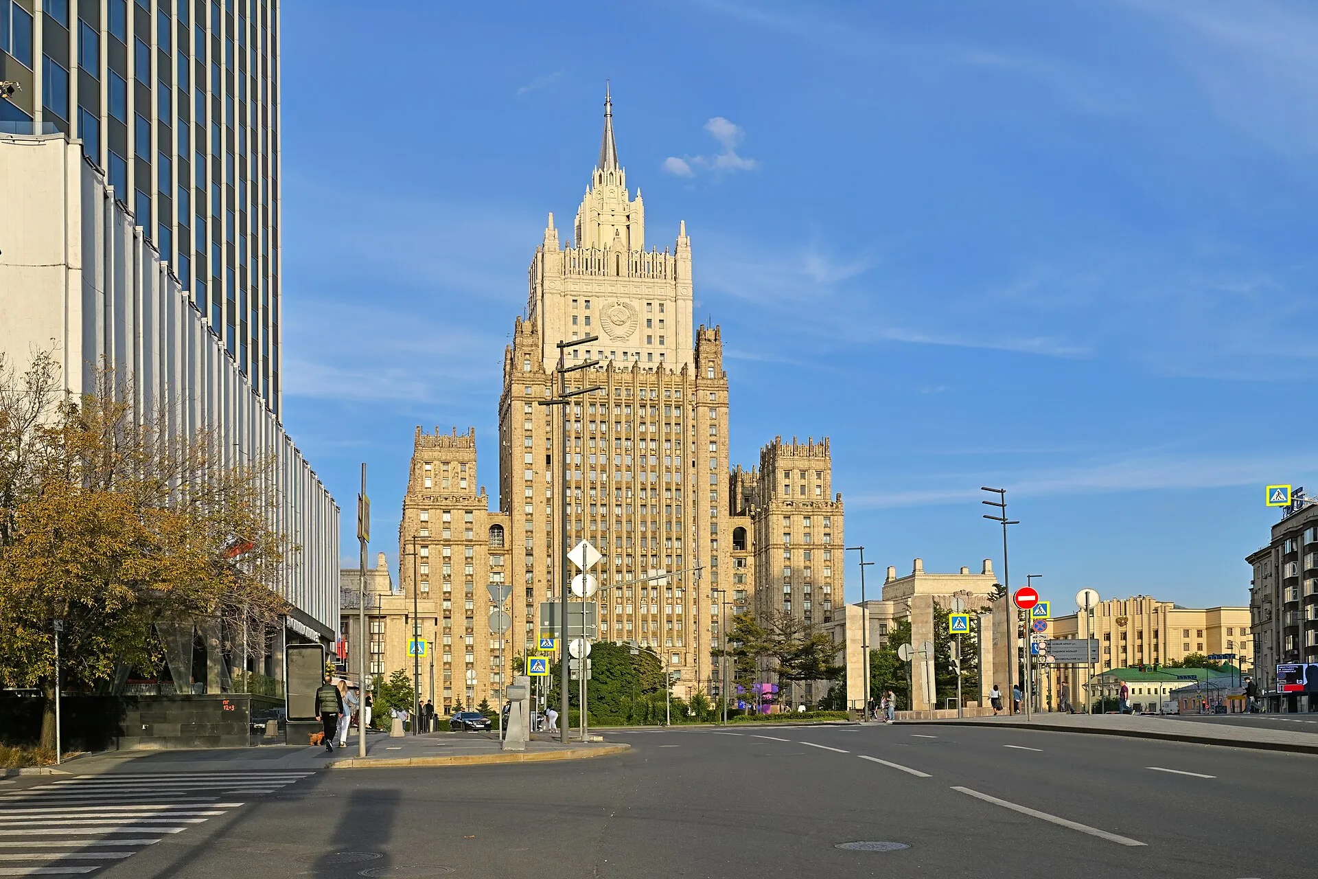 Le ministère russe des Affaires étrangères, place Smolenskaïa-Sennaïa à Moscou, septembre 2025. Photo : Iouri D.K. Licence : CC BY 4.0 (image redimensionnée). Source : Wikimedia Commons